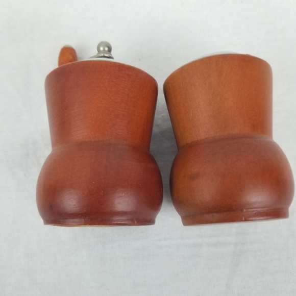 Vintage Wood Salt & Pepper shakers - Picture 3 of 12